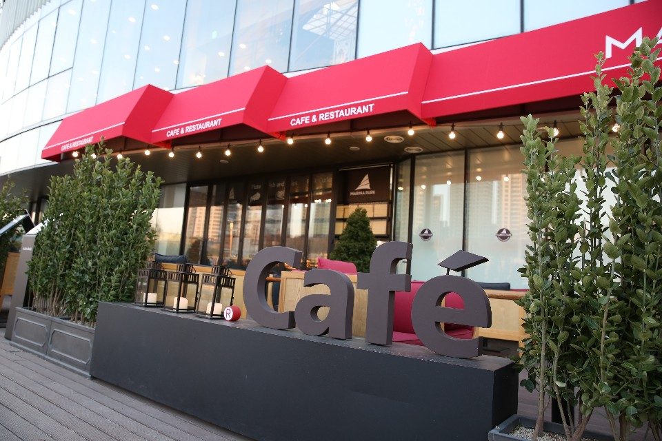 마리나파크 카페 입구 — 레드 어닝과 Cafe 사인
